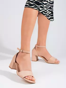 Klasické béžové sandále  na nízkom podpätku