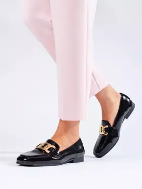 Lakované čierne dámske topánky s retiazkou